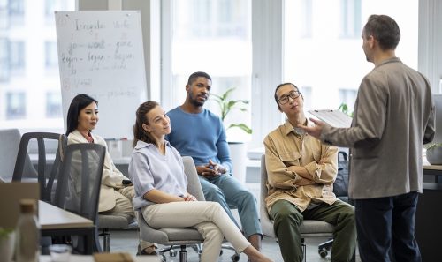 medium-shot-people-learning