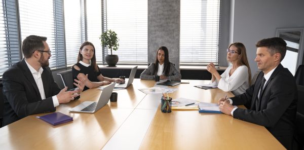 medium-shot-team-sitting-table
